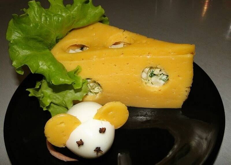  1)  Мышь  и  салат, спрятанный в сыре. 