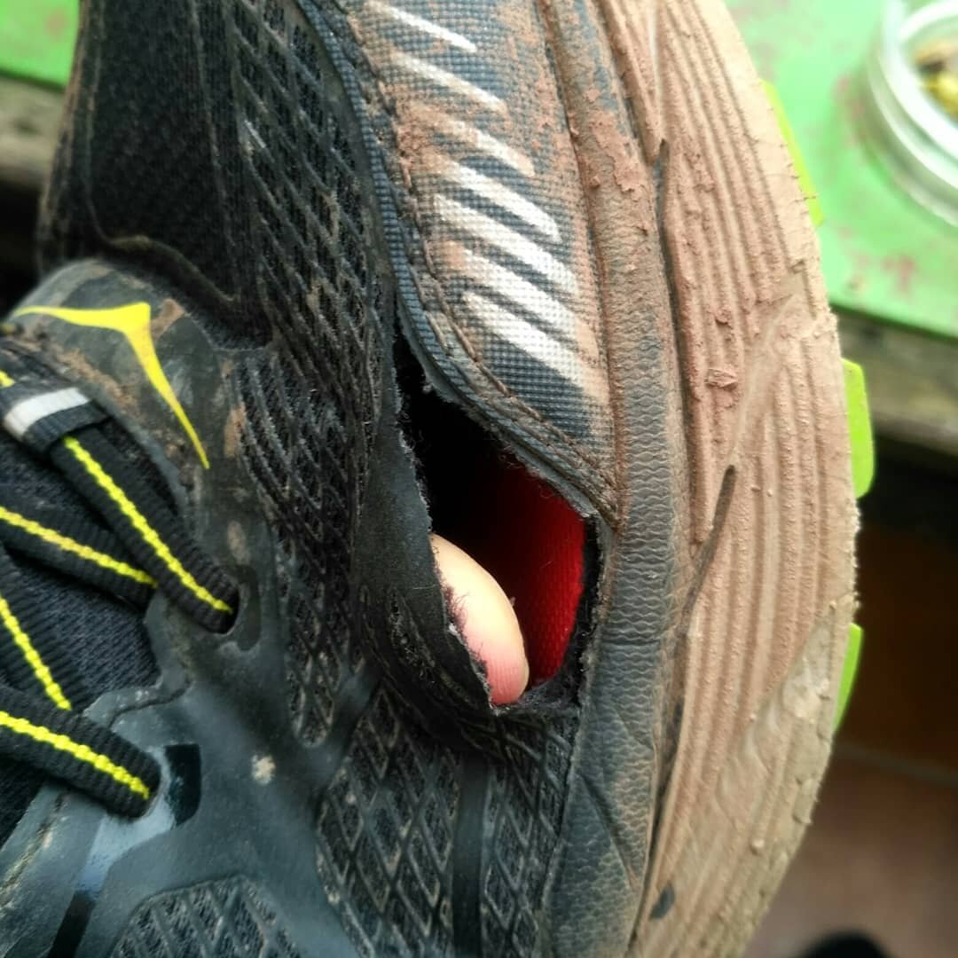 Столовым ножом двумя движениями сделал кроссовок пошире))