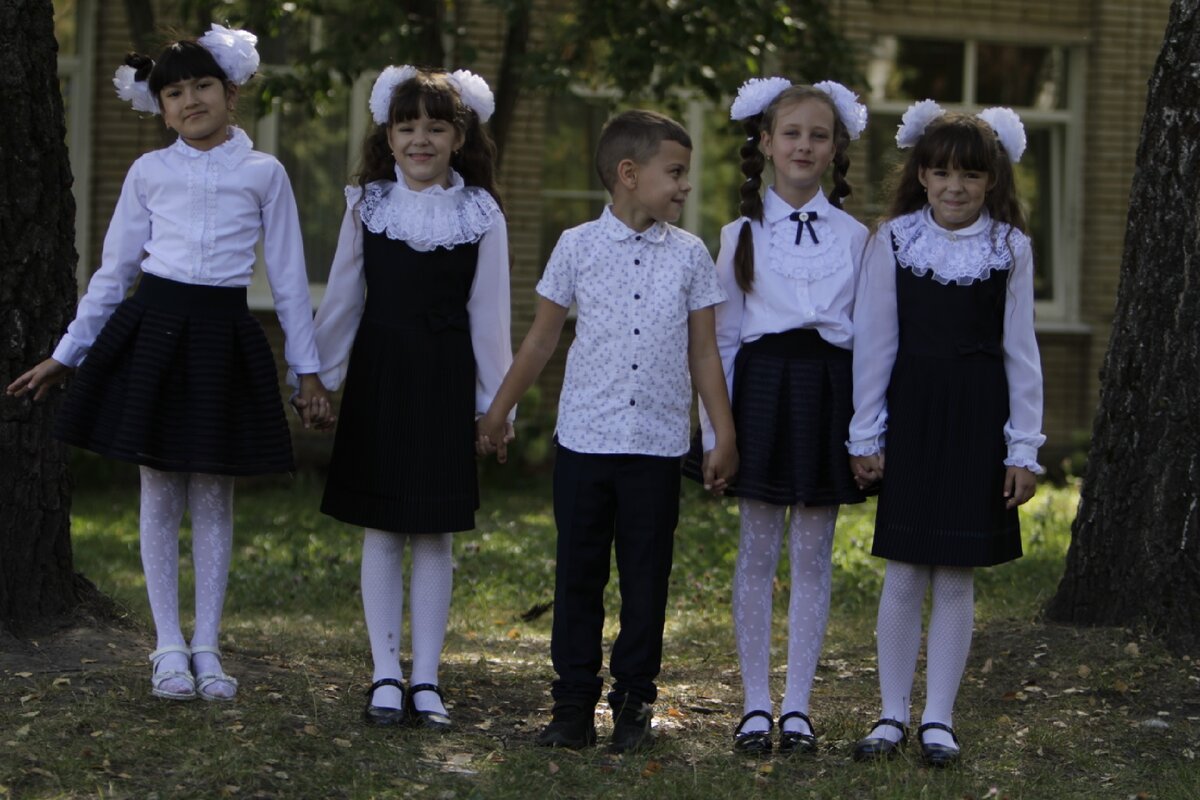 School uniform video. Одевание школьной формы. Надеть школьную форму. Ученики одного класса одетые в школьную. Ученицы 1 класса.