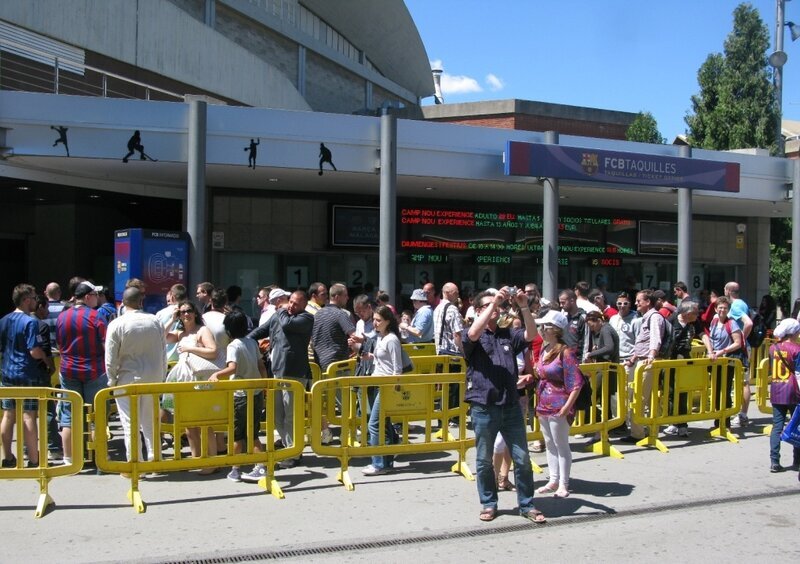 Очередь у касс стадиона «Камп Ноу» 