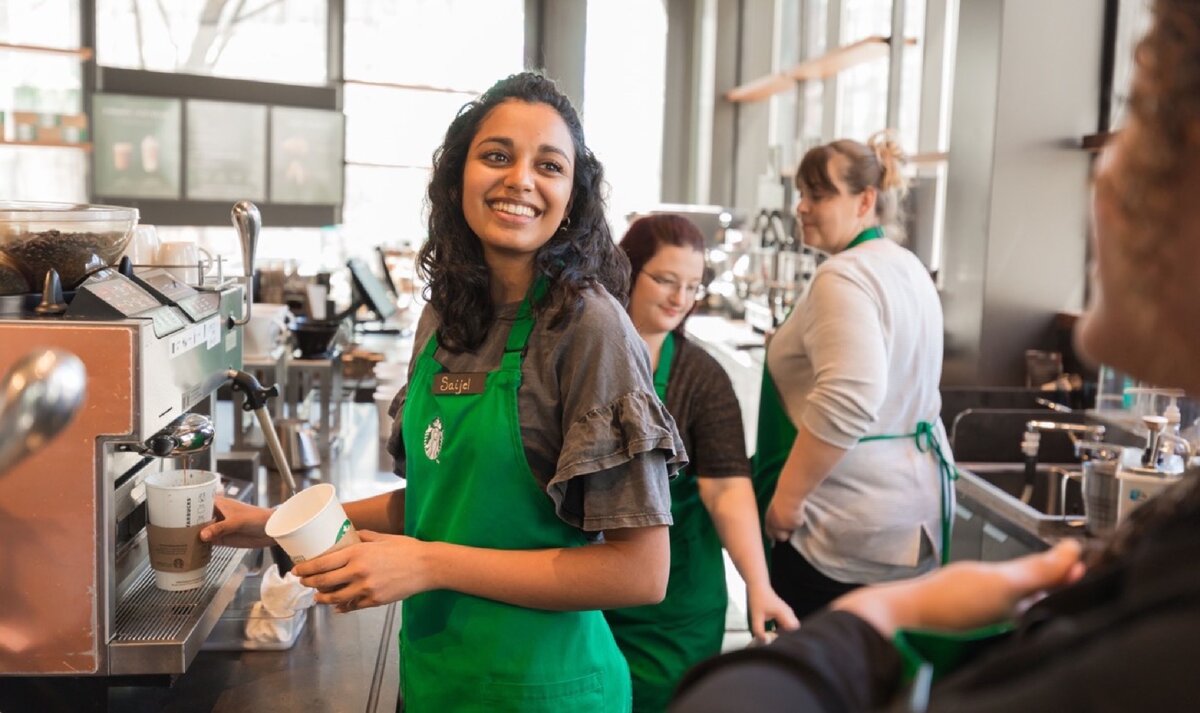 Старбакс бариста. Официант Старбакс. Работник Старбакса. Starbucks сотрудники.