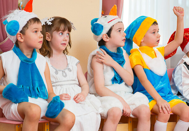 Дети слушают сказку