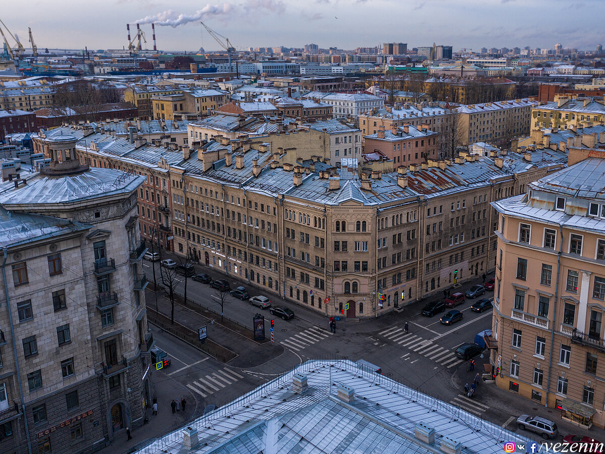 Дом на перекрёстке Английского проспекта и улицы Декабристов.