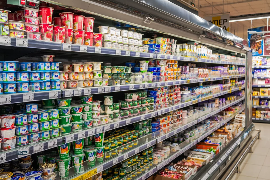 стеллаж с продуктами. небольшой магазин продуктов. 40 полный магазин. 40 полный магазин. магазин продукты.