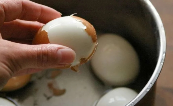 Простой способ, как приготовить яйца вкрутую без варки. Экономим время и электричество