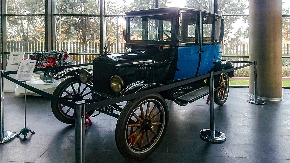 Одна из первых в истории моделей компании Ford — Model T в знак памяти об основателе марки Генри Форде установлена прямо у входа в здание штаб-квартиры (фото: ГиД)