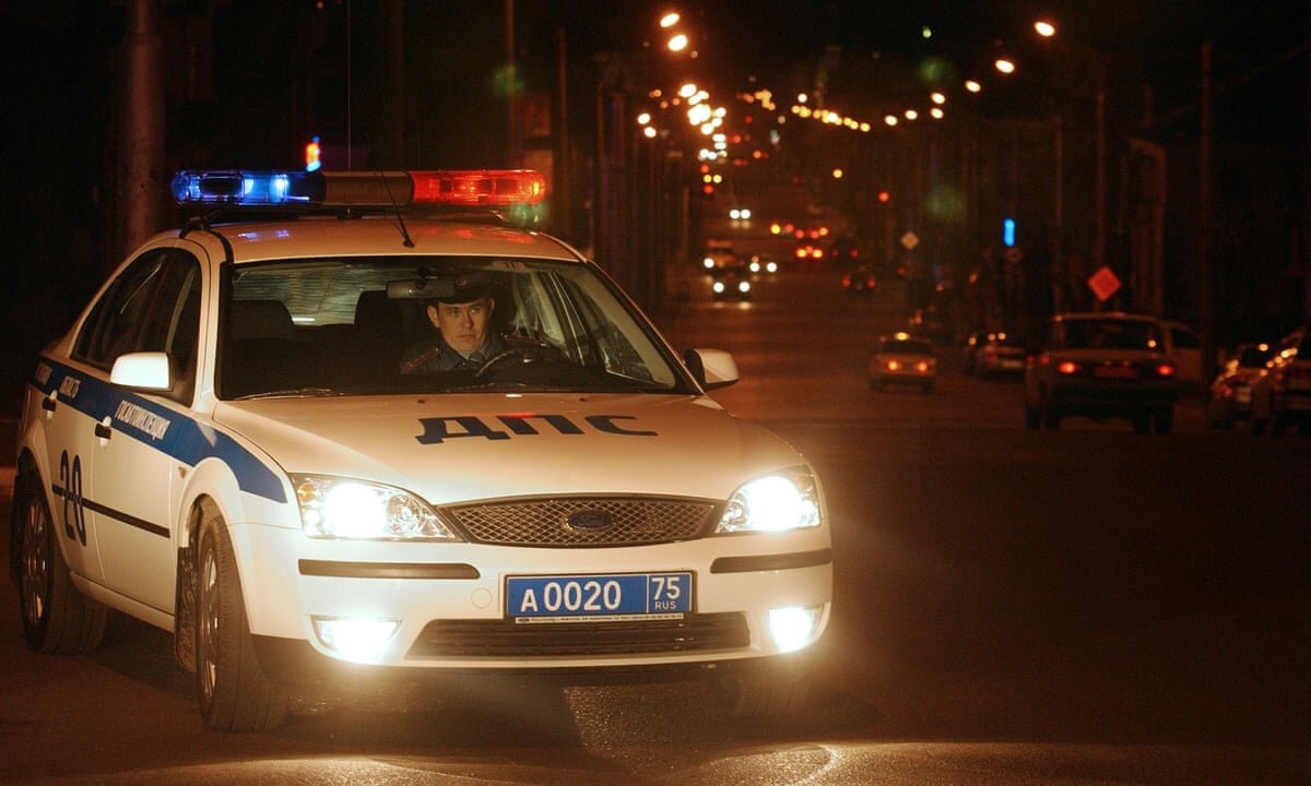 Гуф иномарка с мигалками поворачивает в арку. Полицейская машина ночью Россия. Машина ДПС ночью. Машина ДПС С мигалками. Машина полиции ночью.