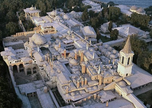 Сейчас во дворце выставлена экспозиция с атрибутами со съёмочной площадки сериала. Так что султаном или наложницей гарема может стать любой посетитель.