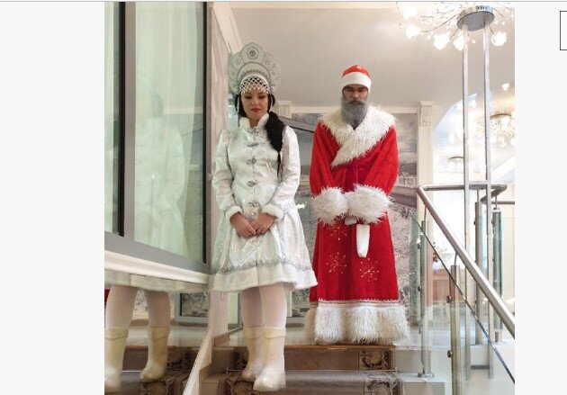 фото - фонтанка ру. 

Сотрудники дворца бракосочетания № 4, расположенного в Петергофе, 31 декабря отказались провести торжественную церемонию для петербургской пары. Камнем преткновения стали наряды Деда Мороза и Снегурочки, в которые облачились жених и невеста. Им предложили обойтись без торжества.  

