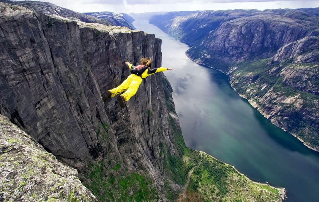 Бейсджампинг – очень страшное и волнующее развлечение. Так называют прыжки с фиксированных объектов. Чтобы заниматься этим видом экстремального спорта, нужна тщательная подготовка – парашют раскрывают на лету, самые опасные прыжки с высоты 200 м. Пол секунды задержки – и можно умереть. 
