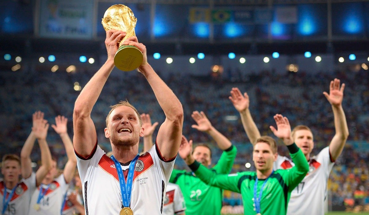 Бенедикт Хёведес с Кубком Мира. Фото football.ru