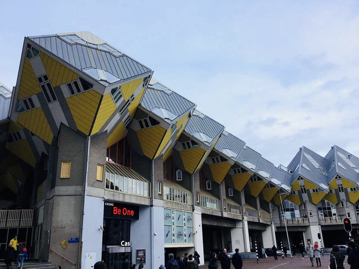 Блом повернул куб на 45 градусов, относительно горизонтали и поставил его на один из углов шестиугольника. Получился такой причудливый «лес»