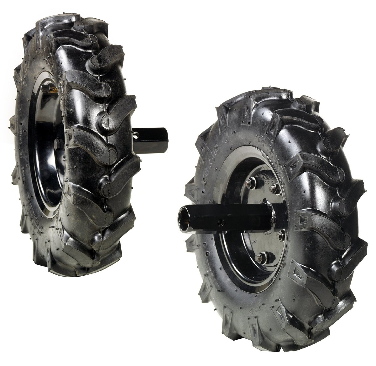 Обратите внимание на глянцевую поверхность. Так отличается дешевая тракторная резина от дорогой внешне