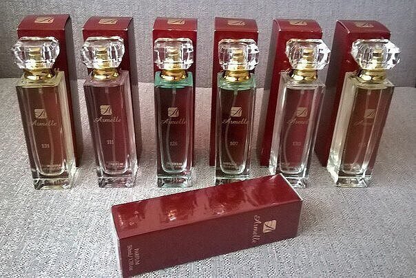 Номерные духи по мотивам известных брэндов 20%концентрация, основа Франция Швейцария компании Armelle .
ФАКТ, О КОТОРОМ ВЫ НЕ ЗНАЛИ❗
В Европе принято покупать брэндовые ароматы в номерные флаконах после выхода оригинала на рынок.
.
🔴У нас в России неверный стереотип-если духи не в оригинальной упаковке, и по доступной цене, значит подделка.
.
Но это не так ❌
.
✔️Давайте разберёмся что такое подделка в парфюмерии?
▪️Важно понимать, что то, что разливают в "гараже" в "оригинальные упаковки" с кучей косяков и без какой либо гарантии для вашего здоровья, применяя опасные компоненты и без соблюдения технологий-это БЕЗУСЛОВНО подделка⚠️
.
Духи которые выпускаются под номерами, разливаются на заводе, основа для изготовления духов закупается во Франции и Швейцарии, и разливается в одинаковые флаконы-НЕТ❗
.
▪️Свои парфюмерные фабрики есть только у нескольких домов мод. Практически все дома мод заказывают себе парфюм у посторонних фабрик, те в свою очередь продают все в готовом виде.Композиция аромата разрабатывается изначально под несколькими номерами, затем выбирается один и запускается в производство. 
Затем заключается договор, в котором оговаривается, что данная парфюмерная фабрика имеет право выпускать аромат под номером, не нанося лейбл и не используя брендированную упаковку.
Собственником аромата всегда является завод изготовитель.
Модный дом,в таком случае, такой же заказчик как и компания Armelle.
Компания Armelle даёт возможность приобретать любимые ароматы по доступной цене. Роскоши достоин каждый. 