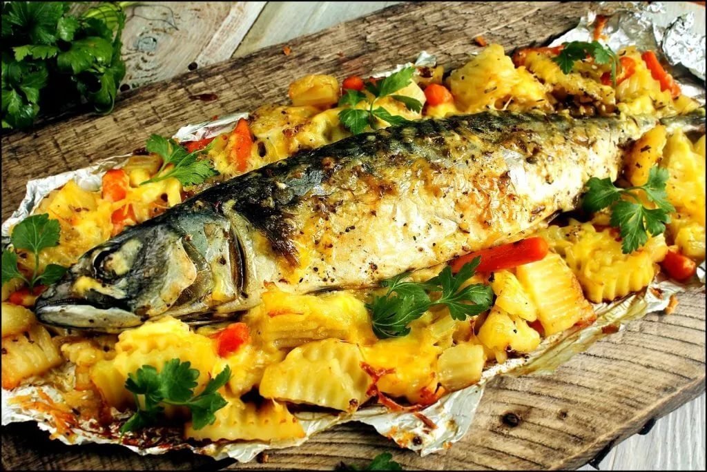 Скумбрия запеченная в духовке. Рыба скумбрия с картошкой. Скумбрия в духовке с овощами и картофелем. Скумбрия с картошкой. Запеченная скумбрия с картошкой в духовке рецепт.