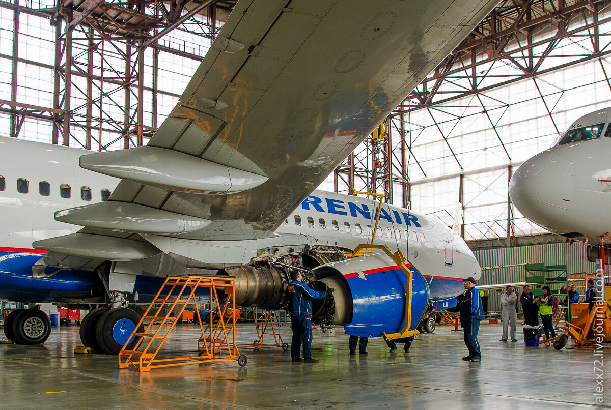 Авиационная промышленность. Запчасти самолета. Чинят самолет. Авиационный ангар уральские авиалинии. Техническое обслуживание самолета.