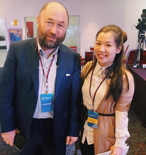 Я ПРОИГНОРИРОВАЛА БЕКМАМБЕТОВА

В Алматы есть кинотеатр «Bekmambetov Cinema» [club46201486|@bekmambetovcinema], названный в честь известного режиссёра Тимура Бекмамбетова @bekmambetovtimur. Конечно же, мы тоже захотели туда сходить, снова на какое-нибудь казахстанское кино. На этот раз выбрали фильм «Томирис».
⠀
Фильм «Томирис» о царице племени Саков, которые населяли территорию Казахстана в древности. Стоит отдать должное, качество картинки, звука, постановка боевых сцен, костюмы, захватывающие пейзажи казахских степей, все на столь высоком уровне, что складывается впечатление, будто это голливудский блокбастер. Сюжет же немного подкачал, он однообразен, затянут и предсказуем.

А теперь хочу рассказать одну мою очень ущербную историю, связанную с Тимуром Бекмамбетовым. Как-то, на одном форуме в Санкт-Петербурге я познакомилась с Тимуром Нуруахитовичем, и сказала, что тоже родилась в Казахстане. Мы разговорились, у него как раз на днях должен был выйти в прокат новый фильм «Время первых» с Константином Хабенским. Бекмамбетов оказался настолько милым, открытым, не зазнавшимся человеком, с ним было так легко вести беседу. В конце, дал мне свою почту и сказал, чтоб я ему написала. Это стереотип, что все звезды высокомерные.

Вернувшись домой, я радостная, пишу Тимуру Нуруахитовичу, и он мне отвечает. И мало того, он у меня спрашивает вопрос и совет, дальше весь текст оригинальный:
⠀
«Виталия - вы не поможете придумать, как рассказать вашим землякам о фильме Время Первых? Мало информации о фильме!».
⠀
У меня шок, паника, я начинаю звонить маме, папе, Коле, всем родственникам, друзьям, знакомым, спрашивать у всех, что ответить Бекмамбетову. Все предлагали такие банальные и бредовые идеи, что даже стыдно было ему писать об этом. Прошёл день, два, неделя, вторая, третья. Я все это время думала, нервничала, почти не спала. Как так? Проигнорировать звезду, вот я хамка! Но в голову так ничего умного не приходило, а потом, мне показалось, что глупо уже писать, подумает «девочка, ты тормоз!». Вот так я проигнорировала самого Тимура Бекмамбетова, не зная, что ему ответить.

Стыд у меня до сих пор так и остался. Надеюсь, он меня простил.

#ВиталияХон_Казахстан #путешествуем #путешествие