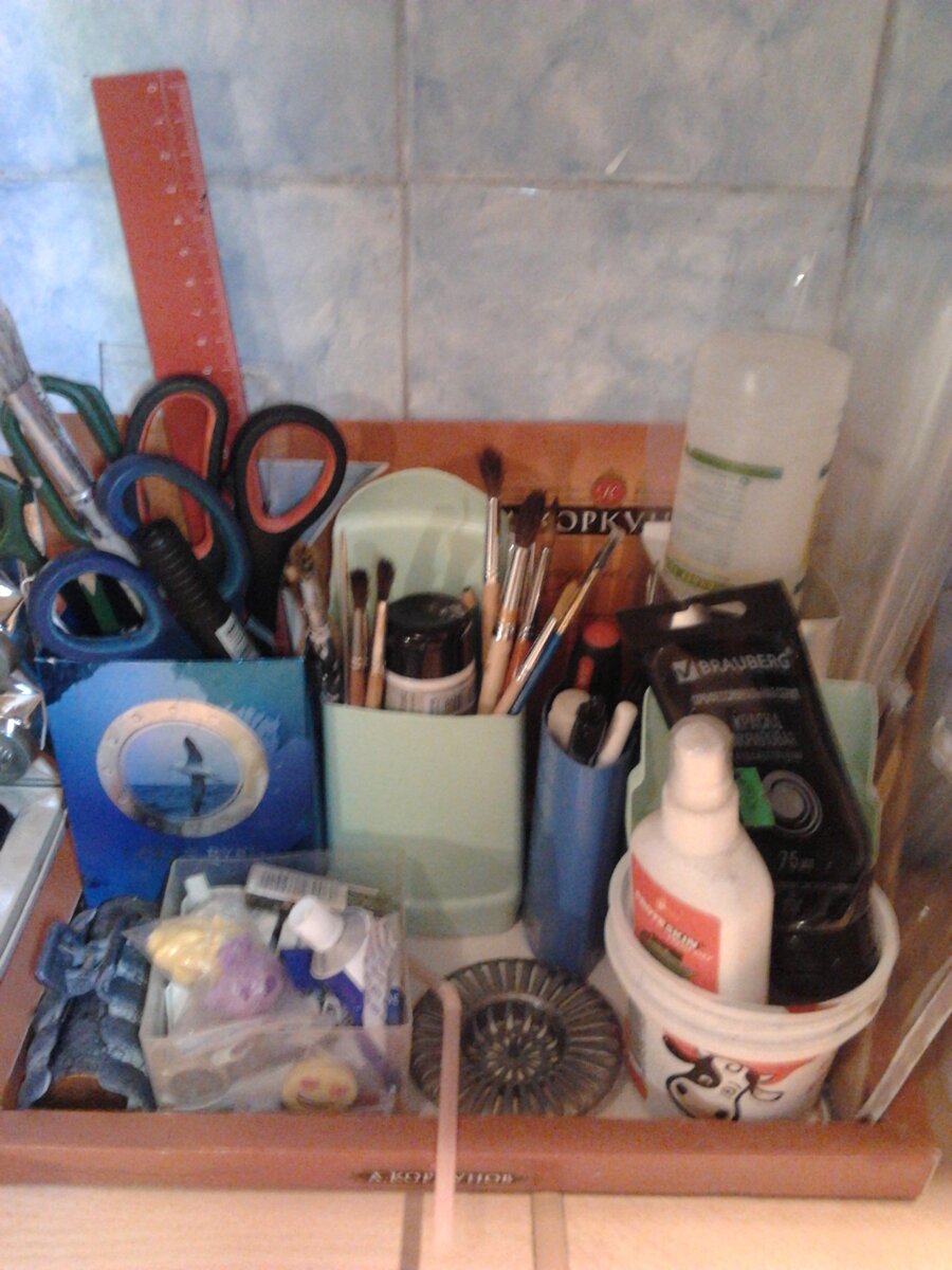 Так у меня хранились мои принадлежности для рукоделия.