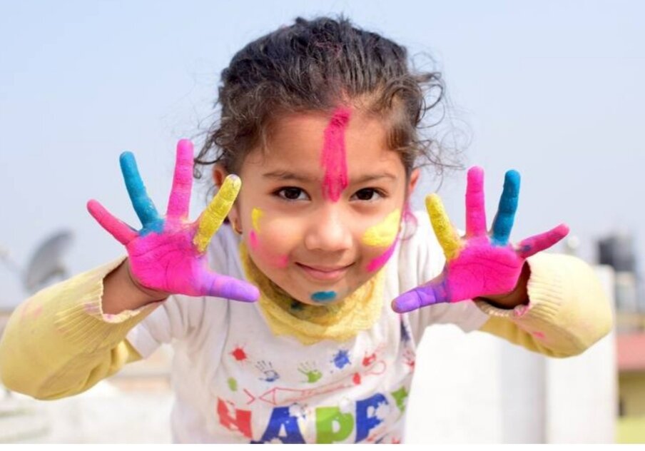 Рис окрашиваем в цветной воде и сушим.