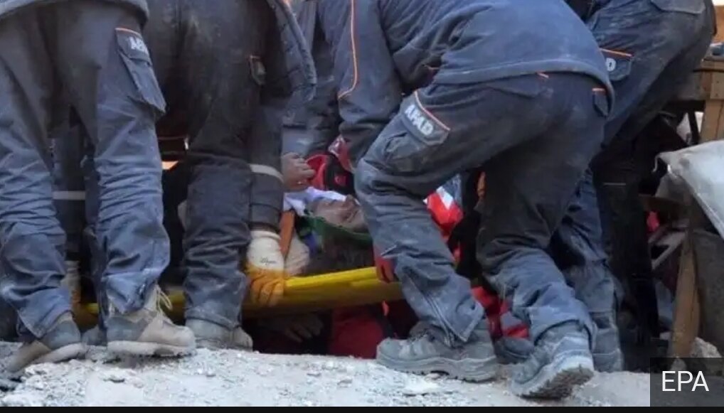 Эта женщина была извлечение из-под обломков.