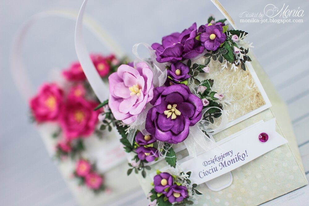 Бумажная сумочка с букетиком