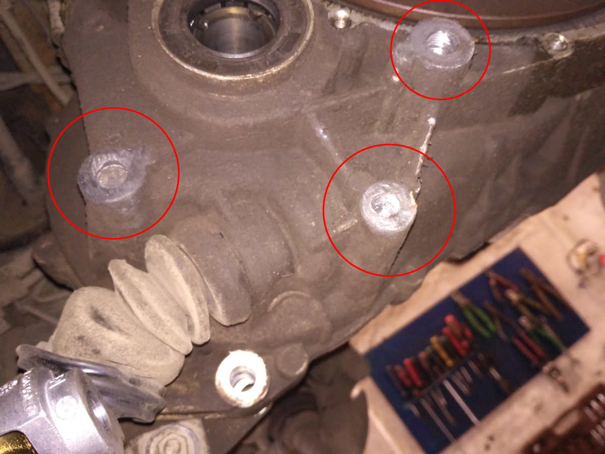 В обведенных областях видно обломанные болты.