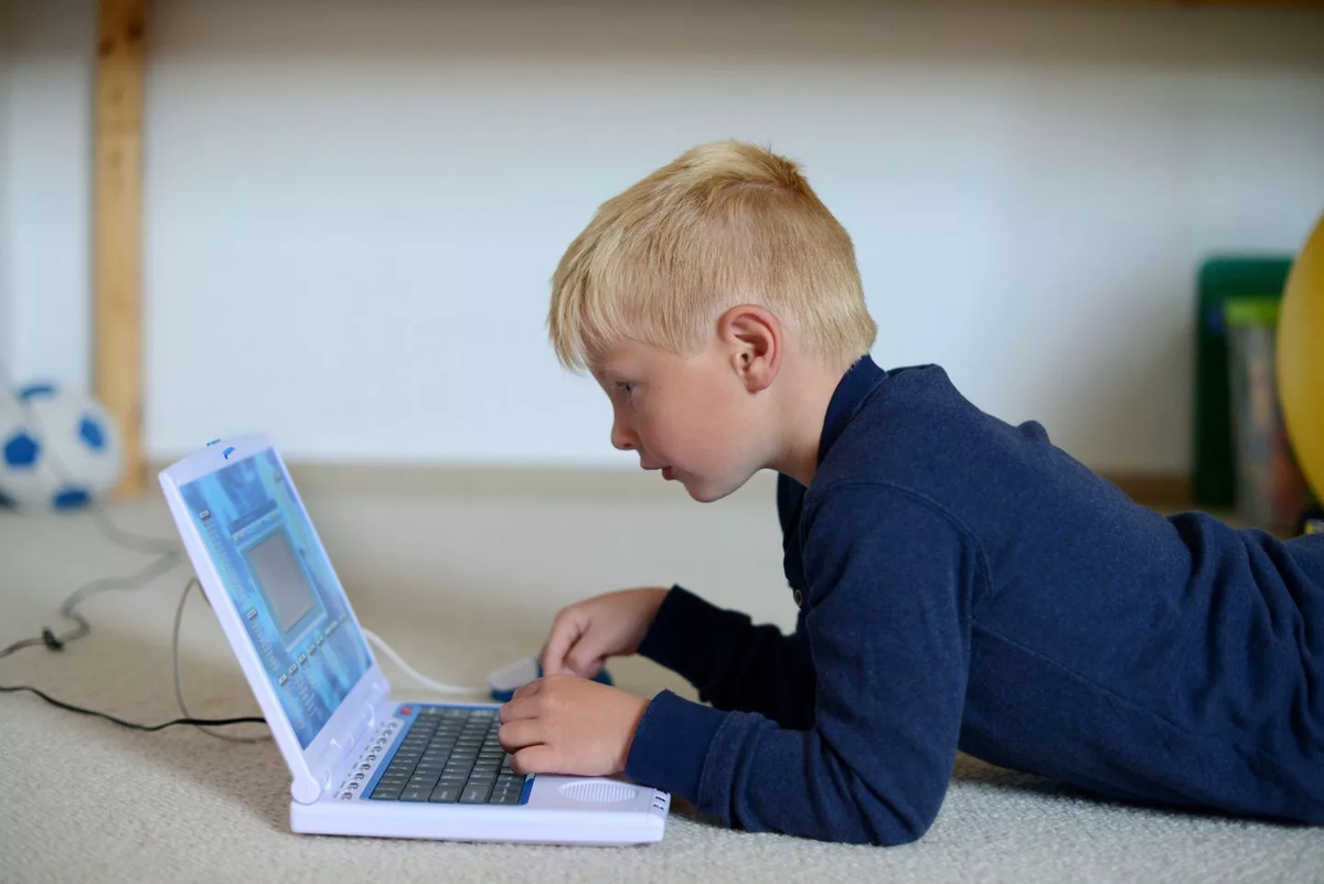 Родитель и ребенок лжет. Безопасность в интернете фото. Опасности в интернете для детей. Мошенники в интернете. Детское мошенничество.