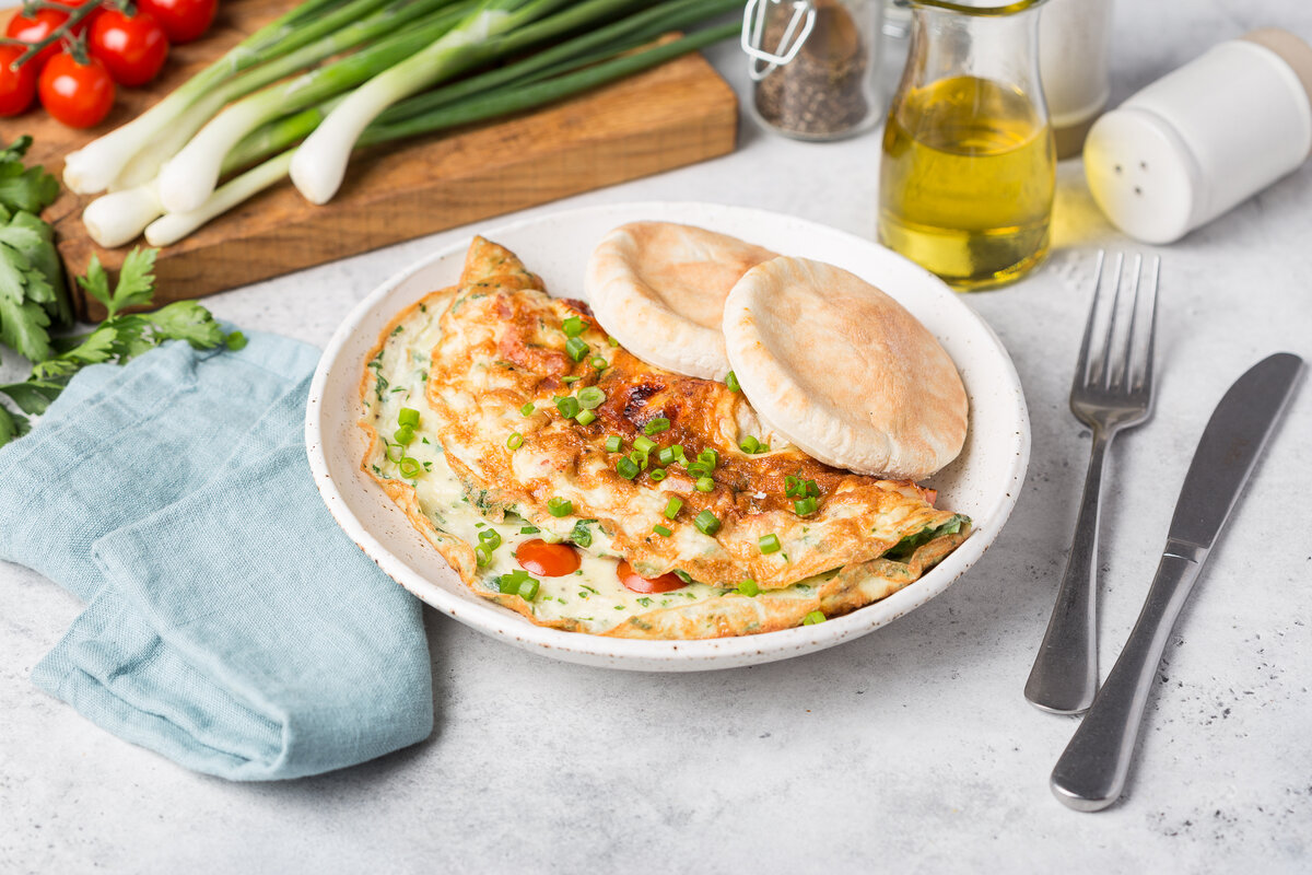 Завтрак с лепешкой и яйцом