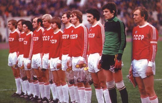 Сборная СССР по футболу в бутсах и форме adidas2. 

В 1979 году компания начала поставлять свою продукцию в Советский Союз, что сделало ее очень популярной в нашей стране. СБорная советского союза на олимпийских играх в Москве выступала в экипировке от adidas.
