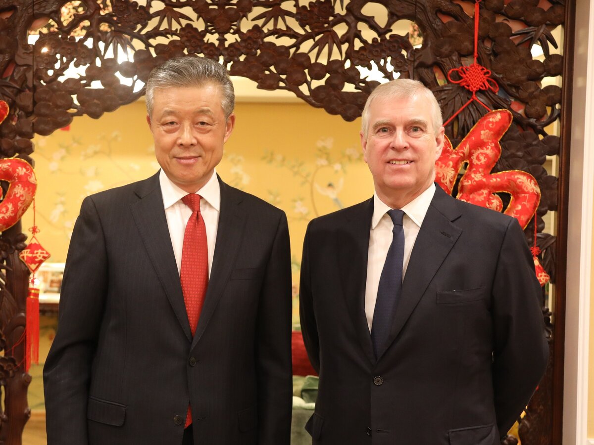 Посол КНР в Великобритании Лю Сяомин и принц Эндрю/Twitter @AmbLiuXiaoMing 