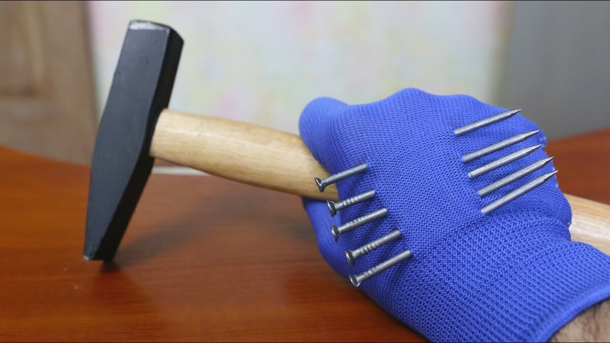 Перчатка с гвоздями.