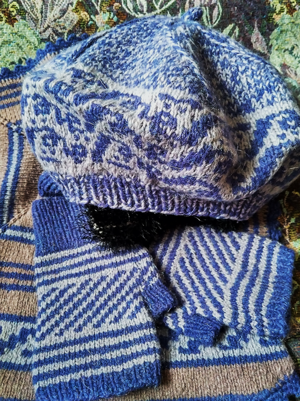 Фото 2 (от автора). Митенки с диагональным полосатым жаккардом на фоне берета с жаккардом бегущей лентой и шарфа -манишки с комбинированным рисунком. Обзорный вид.