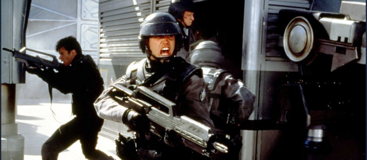 Кадр из фильма "Звездный десант" \ "Starship Troopers" 1997.