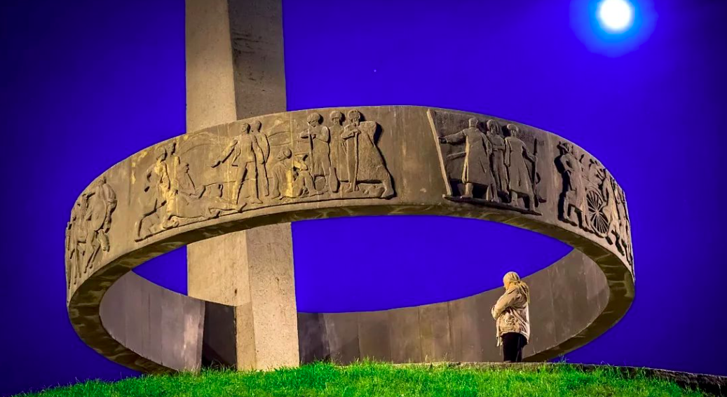 Город Черкесск Карачаево-Черкесской Республики. Черкесск столица. Памятник дружбы народов Черкесск.