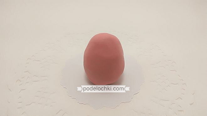 
3. Прикрепите в верхней части яйца глаза. Можно сделать 2 достаточно большие белые лепешки и внахлест приклеить их на розовую деталь. Добавьте маленькие синие и черные точки и дополнительные белые блики. Зубочисткой сделайте реснички.