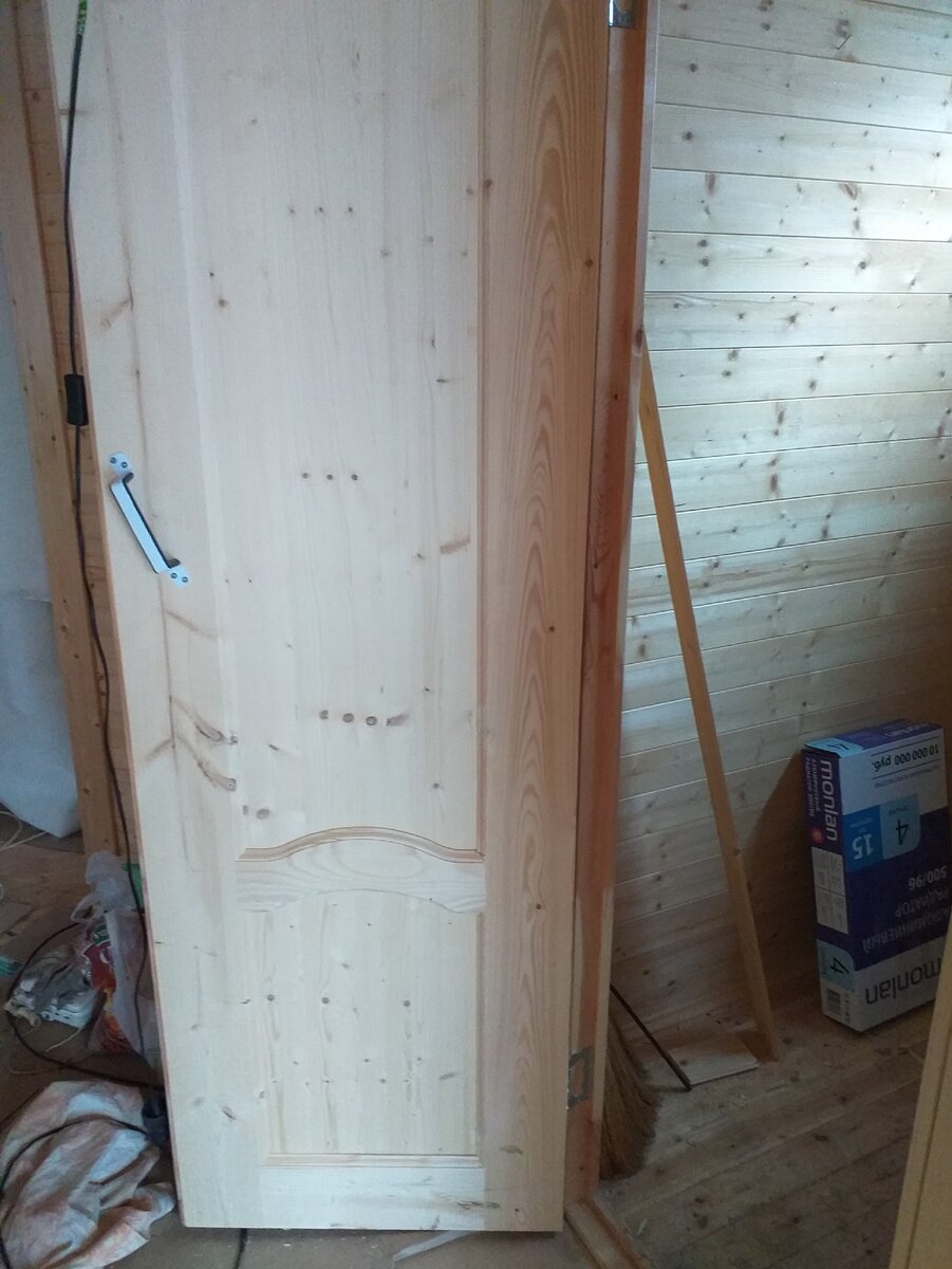 Справа вход в котельную. За дверью, чуть дальше кухня. Стенка котельной, которую мы видим, смежная с кухней.