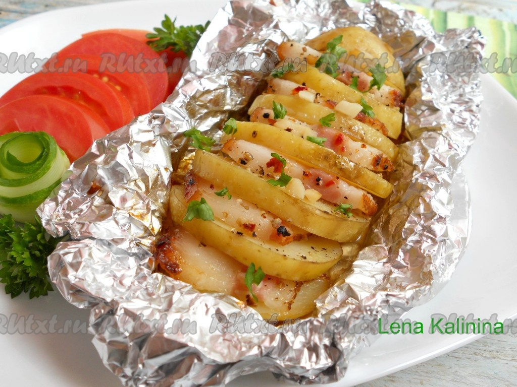 Картофель запеченный в духовке с салом в фольге. Картошка с салом в фольге. Картофель с салом в фольге в духовке. Картошка с салом в фольге. Картошка с салом в духовке в фольге.