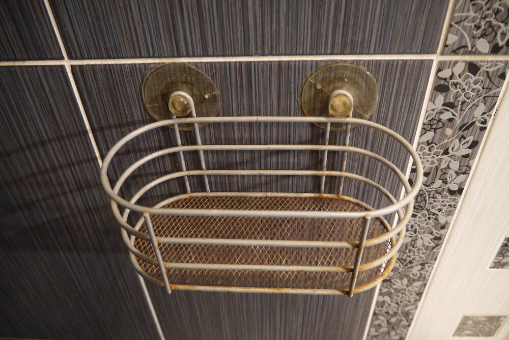 Полочка в ванной комнате