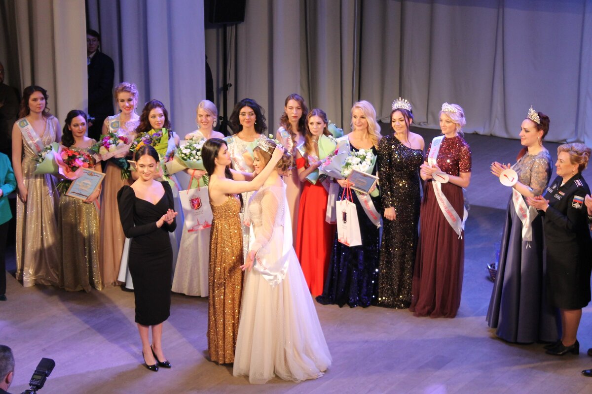 лейтенанту Анастасии Парфеновой одевают корону 