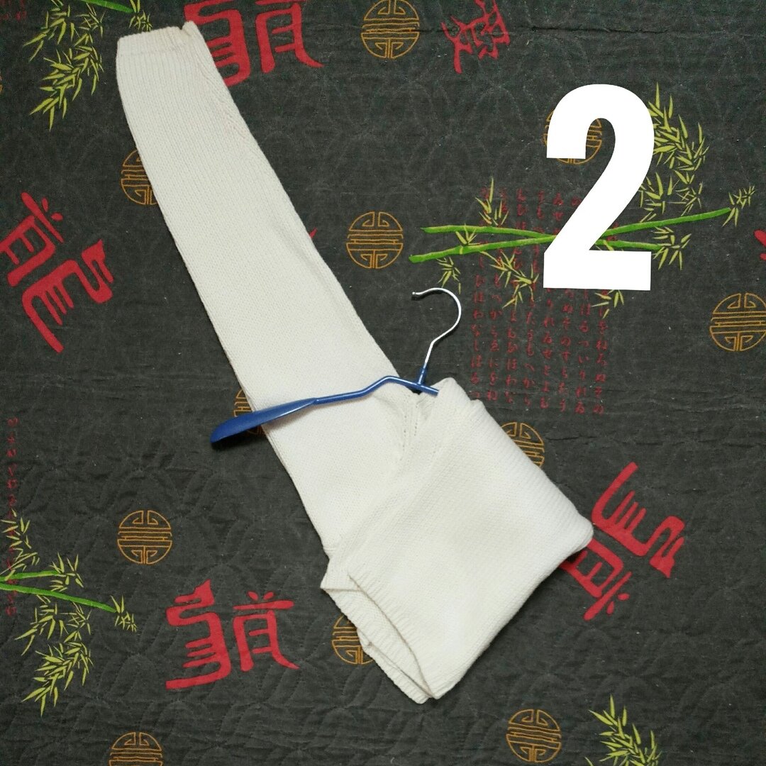 Сначала скдадываем на вешалку одну половину одежды, потом другую. Далее - итог