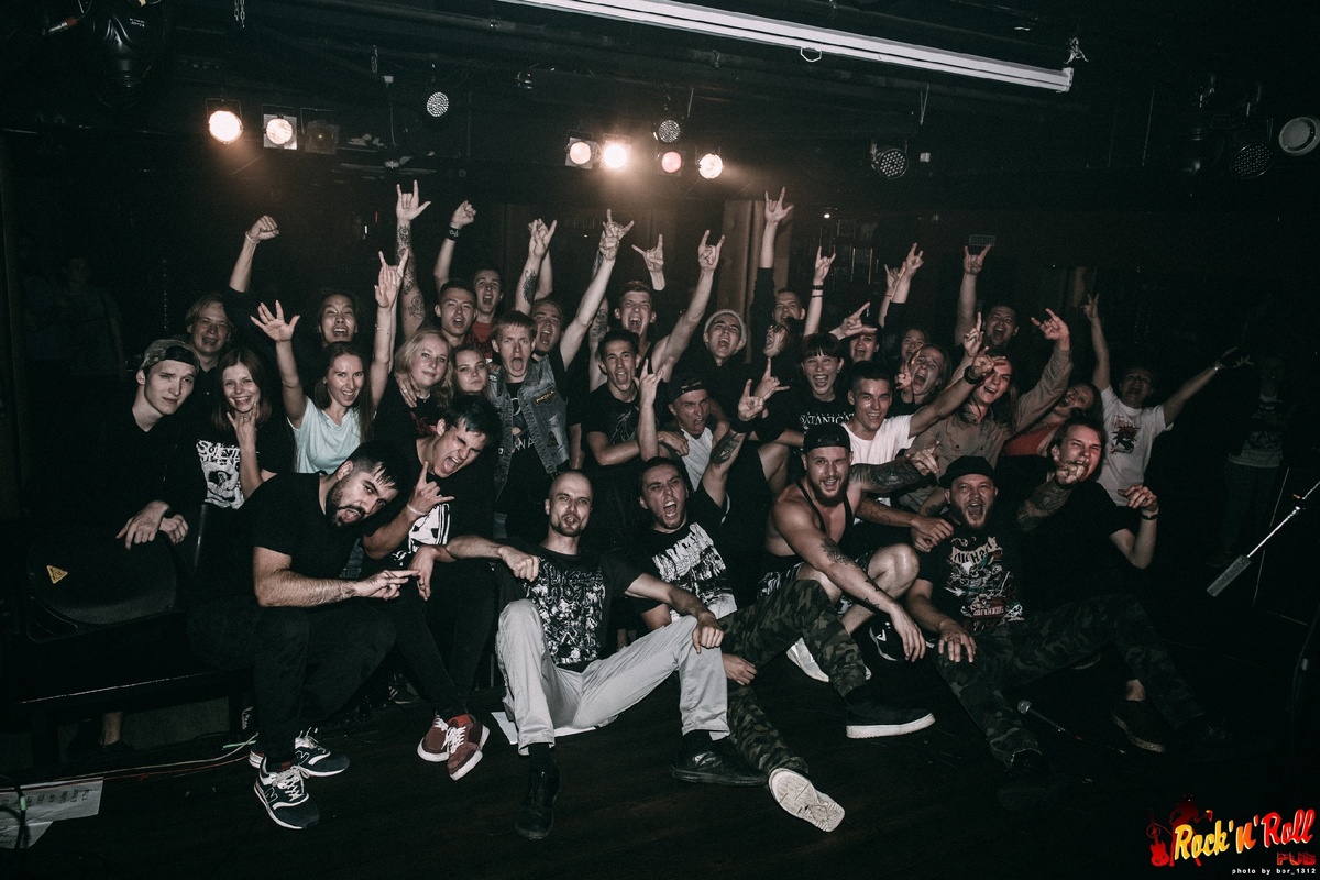 Братская Death'n'Grind группа Accidental Death Benefit со своими фанатами после выступления. Август 2019