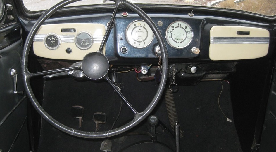 (а вот так теперь выглядит интерьер Москвича-400, руль не совсем родной, об этом будет информация ниже)