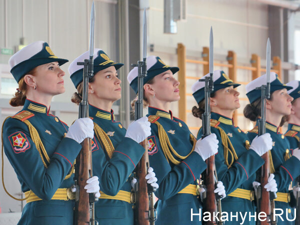 женский взвод. военная женская форма. женская рота почетного караула. женский взвод. 9 мая девушка в форме.