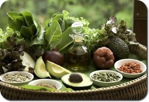 

Согласно  Аюрведе, пища - поддерживает нашу жизнь, лекарство - то, что облегчает усваиваемость пищи, к яду относится все, что препятствует пищеварению.

Если пища, которую мы едим, не переваривается, она становится ядом. Чаще современные лекарства затрудняют пищеварение являются ядом.

В Аюрведе, основной источник болезней -  токсины, которые вырабатываются в организме в процессе плохого пищеварения. Если пища плохо усваивается, то в организме накапливаются токсины, которые называются амой. Ама является основным элементом, с которого начинаются все болезни.

Все болезни начинаются с неправильного пищеварения. Сначала у человека плохо переваривается пища, в результате этого накапливаются токсины, затем токсины распределяются по всему телу, и в зависимости от конституции они идут в тот или иной слабый орган, накапливаются там, у человека появляется раковая опухоль,артрит и др. 

Признаки наличия токсинов: *Человек ест что-то и на следующее утро у него обложен язык - это значит, что пища, которую он съел, плохо переварилась, в результате чего образовалась ама, или токсины. Это первый признак, по которому можно узнать ели вы вчера или принимали яд.

• Испражнения у человека имеют  плохой запах,  это  признак , что формируется ама. Если при этом есть какие-то остатки непереваренной пищи, это также свидетельствует о том, что в организме формируется ама.

•  Человек постоянно испускает газы - это свидетельствует об аме в организме.

Таким образом, судя по этим признакам можно сказать, что, фактически, ни у кого сейчас нет хорошего пищеварения. Желательно срочно предпринять  меры,  иначе это приведет к  тяжёлым последствиям.
                   ПРАВИЛА ЕДЫ.                            Не будьте фанатиками,  подходите к этим правилам разумно.                                            1.не ешьте, если вы не чувствуете голод,  если вы не чувствуете голод, значит у вас нет огня пищеварения, а если нет огня пищеварения, то все, что вы съедите, не переварится, превратится яд. 
2. не ешьте, если вы раздражены, подавлены, или если вы очень утомлены после тяжелой работы, потому что все эти отрицательные эмоции и усталость подавляют огонь пищеварения и пища, которую человек ест в таком состоянии, будет просто гнить в желудке.
3.совершить перед едой омовение, хотя бы хорошо помыть лицо, руки и стопы. На стопах скапливается плохая энергия.  Если человек устал,  долго шел, то первым делом он должен омыть стопы, и тогда он почувствует облегчение.
4.Есть нужно, обратившись лицом на восток, избегайте есть лицом на юг, потому что те, кто ест, сидя в этом направлении, вместо того, чтобы получать энергию от пищи, теряют её.
5.В Аюрведе рекомендуется пожевать перед едой немного имбиря, лимонного сока, соли, перемешать. Это  хорошо освежает язык, даёт ему возможность отчетливо ощущать вкус,  подаёт сигнал желудку выделять желудочный сок, что в свою очередь способствует пищеварению. 
    6.Нельзя разговаривать во время еды, смотреть телевизор, читать, в общем делать то, что мешает процессу питания. Есть нужно очень сосредоточено. Пищу нужно пережёвывать как следует.
 7. Пища должна воздействовать на все пять чувств. Она должна красиво выглядеть, иметь хороший аромат, быть приятна на вкус и на ощупь.
8.После еды нужно выпить один стакан взбитого йогурта, или пахты. Иными словами, это йогурт, который разбавлен 1/1 с водой. У тех у кого слабое пищеварение йогурт надо разбавлять один к трем: три части воды и одна часть йогурта. У кого нормальное пищеварение - один к одному, а у кого сильное три к одному, то есть три части йогурта на одну часть воды. Но в любом случае это рекомендуется ввести за привычку. Те, кто регулярно пьёт пахту,  не болеют. На самом деле достаточно одной такой пахты, чтобы нормализовать все расстройства, связанные с пищеварением. Для людей с конституцией Вата  напиток  добавить ещё немного лимонного сока, соли и немного свежего имбиря или кориандра. Для людей с конституцией Питты можно добавить немного сахара, а также кориандр или кардамон,  для людей с конституцией Капхи можно добавить немного  мёда, чёрного перца или тертого имбиря.
10. Нельзя спать в течение двух часов после еды. Людей со слабым пищеварением после еды обычно клонит ко сну и они чувствуют тяжесть.  Нельзя поддаваться, ибо если человек заснёт, то это значит, что вся энергия от желудка поднимется вверх к голове и пища будет гнить, из-за чего человек получит отравление.

Можно немного прогуляться или если человек чувствует очень сильную слабость, он может минут пятнадцать, не засыпая, полежать на левом боку. Если он полежит так некоторое время, у него заработает правая ноздря и он почувствует прилив сил. В любом случае, как минимум два часа нельзя спать, потому что в течение первых двух часов у людей с нормальным пищеварением происходит первичное переваривание пищи, после чего пища уходит из желудка в кишечник. Дальше пищеварение проходит автоматически. Это самый энергоемкий процесс.           10.Нельзя есть на ночь кислые продукты, продукты, дыню, йогурт, кунжут, сыр, творог и мороженое.
11.Не рекомендуется есть до восхода и после захода солнца.Нельзя есть в сумерки, когда солнце ещё только садится. Это  вредно для организма. Если нужно поесть вечером, то ешьте что-то лёгкое  не кислое. 
12.Нельзя перекусывать перед приемами пищи. В первую очередь это правило относится к Капхе, потому что они спокойно могут долго ничего не есть. Между каждым приёмом пищи должна быть шестичасовая разница, поскольку процесс переваривания пищи заканчивается примерно через шесть часов. Люди с конституцией Капха должны есть не раньше чем через шесть часов. Питта также должны есть через шесть часов, но если они чувствуют сильный голод, им разрешается что-нибудь перекусить через три-четыре часа после принятия пищи. Вате вообще трудно терпеть голод, поэтому она может немного поесть где-то через два часа.
13.С уважением относитесь к пище, которую едите. Мы всегда должны с уважением и почтением относиться к тому, что приготовлено. Нельзя есть стоя. 
      14.Человек не должен опорожнять кишечник сразу после еды. Говорится, что это можно делать как минимум через три часа после еды. Иначе говоря, человек не должен есть, если у него не очищен кишечник. Ему нужно сначала очистить свой кишечник, и только потом есть.                                                15.Важно психологически правильно настроить человека перед тем, как он приступит к еде. Атмосфера должна быть спокойной, приятной, играть музыка, стоять цветы. Если человек раздражительный, то, может быть, ему лучше есть отдельно. Хорошо есть в компании с другими людьми, это создает праздничную атмосферу и возможность делить трапезу с другими. 
           16.Пища должна быть сочной, маслянистой, здоровой и приятной сердцу, она не должна быть слишком горькой, слишком соленой, пряной, острой, также не должна быть слишком сухой и обжигающе горячей. Человек не должен есть пищу безвкусную, разложившуюся и испорченную. Не рекомендуется есть пищу, состоящую из остатков и непригодных продуктов.                        17.Есть нужно примерно в два раза меньше того количества пищи, которое вы бы хотели сесть. Другими словами после еды у вас должно оставаться чувство, что вы бы съели ещё столько же. В Аюрведе сказано, что идеально когда желудок на 1/2 наполнен едой, на 1/4 жидкостью и на 1/4 пустым пространством. Это обеспечивает хорошее пищеварение.                              18.Пища должна быть приготовлена с любовью. Это один из очень важных принципов. Повар воздействует на пищу не только физически, но и морально. Любая пища должна быть приготовлена с любовью, когда человек ест эту пищу, то он получает эту любовь, пища легче переваривается.
      19.Считается человек не лучше вороны, если  он не разделит её среди гостей, стариков и детей, а просто съест её сам.
    20.Нельзя купаться сразу после еды, это очень вредно.
21.Есть нужно когда у вас работает правая ноздря, это обеспечит приток энергии. Если же у вас дышит левая ноздря, то нужно немного полежать на левом боку или на какое то время закрыть левую ноздрю. 
22.Аюрведа утверждает, что если вы хотите похудеть, то вам нужно пить до еды, если вы хотите сохранить свой вес, то вам нужно пить во время еды, а если вы хотите поправиться, +( вам нужно пить после еды. Холодный напиток останавливает пищеварение. 3.Особенно если он очень холодный. Для людей с конституцией Питта это может быть не так страшно, 0 что у них сильный огонь пищеварения, но Вата и Капха будут от этого сильно страдать. Поэтому лучше если напиток будет по крайней мере теплый.

