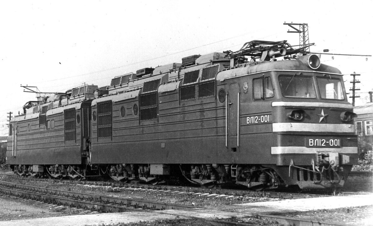 Электровоз ВЛ12-001, Московская область, ОПМС-1 Решетниково, 1983 г., автор: Павел Чилин, сайт trainpix.org