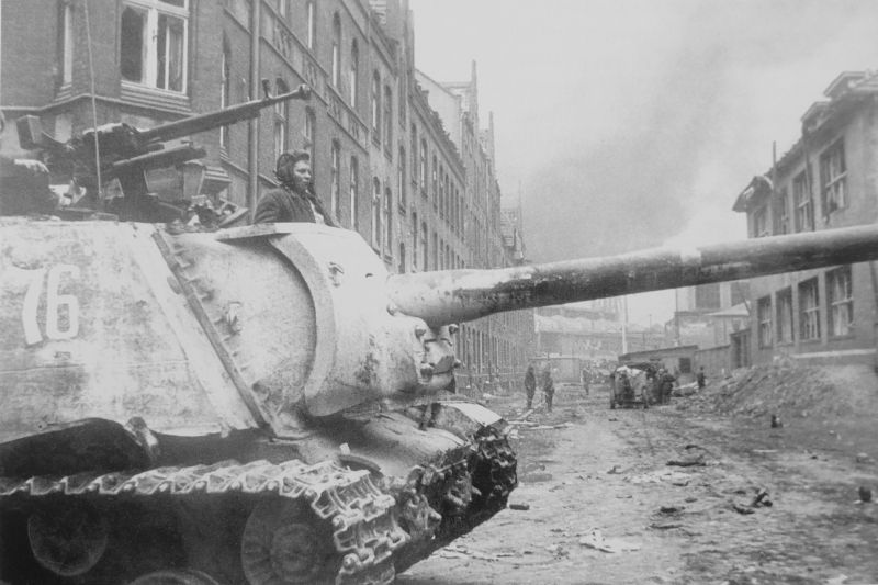 Советская САУ ИСУ-122 на улице Ам Хольцраум в Данциге <= http://waralbum.ru/321827/