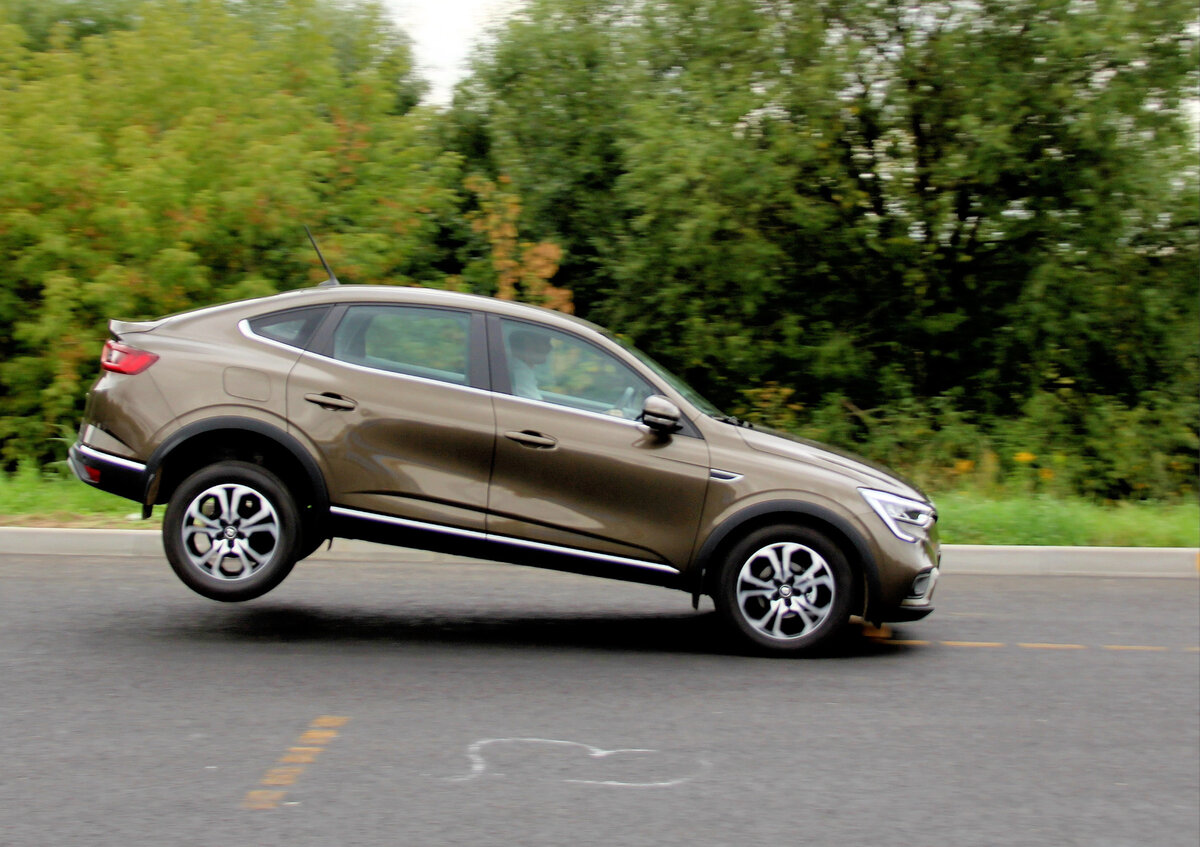 Летит Аркана правильно, носом сильно не клюет и после приземления водитель сразу может включиться в управление.