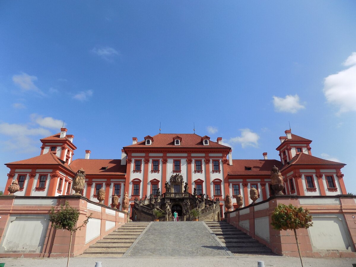 Замок со стороны бывшего парадного входа (фото из личного архива)