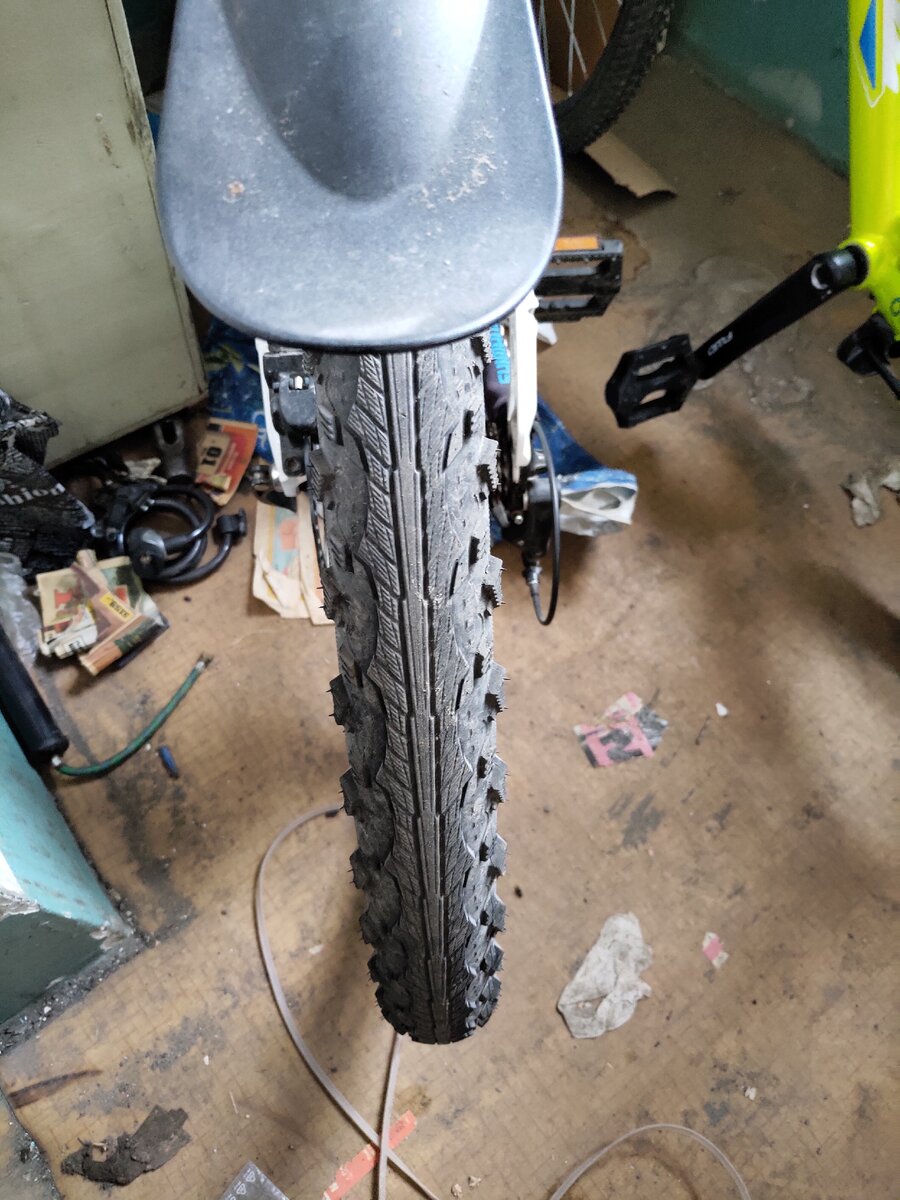 полуслик - посередине почти гладко как у слики и по краям зацепы как у грязевой резины, на случай если поедешь по грунту. Накат хороший и идет по умеренному грунту.