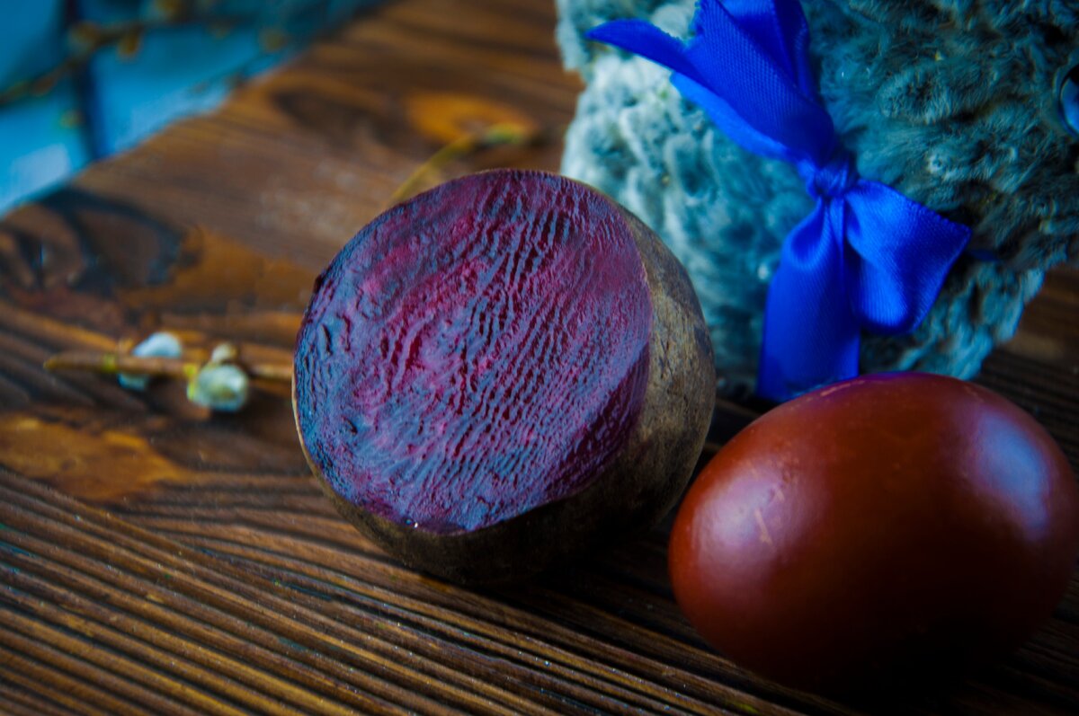 На фото - окрашено яйцо луковой шелухой